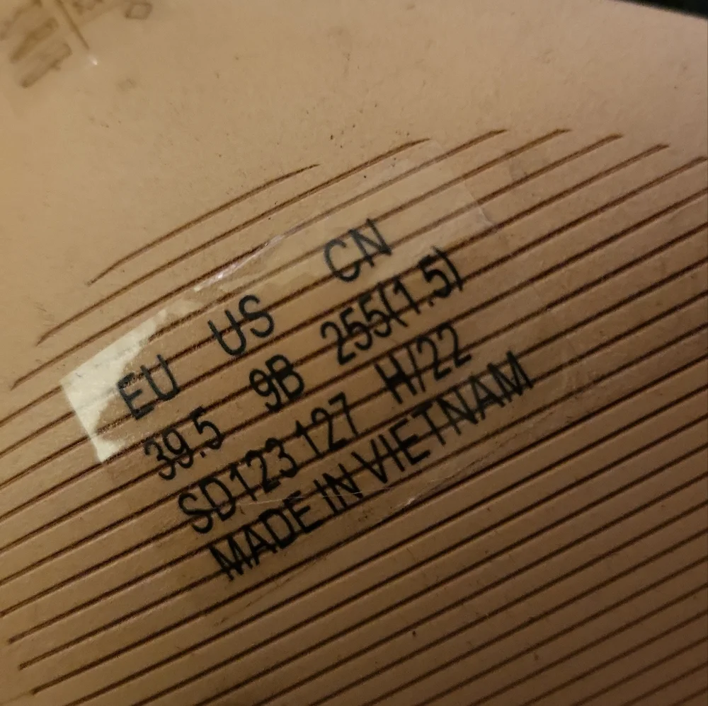 Stuart Weitzmann size 9 NWOT - Picture 6 of 10